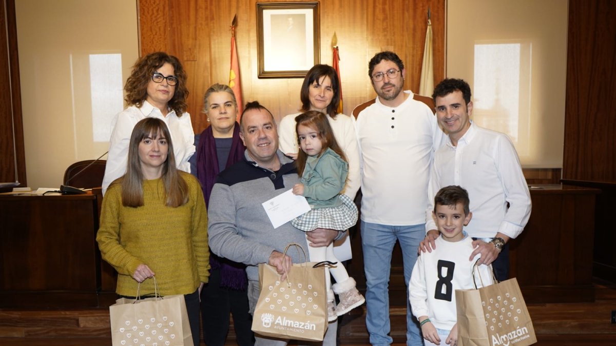 Almazán hace entrega de sus premios navideños.