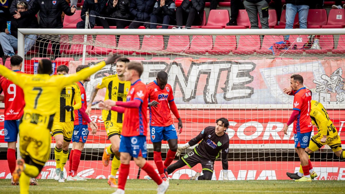 El Numancia se lamenta tras un gol de Oviedo Vetusta.