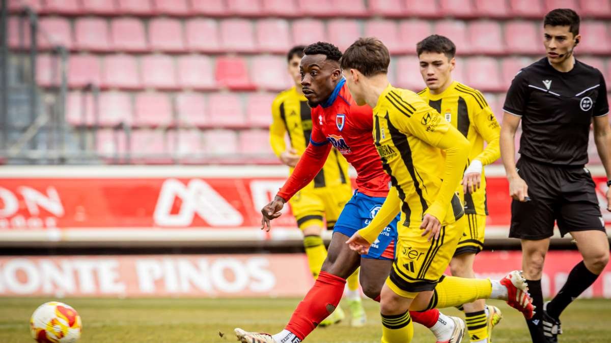 El Oviedo Vetusta asaltaba Los Pajaritos en el primer partido del presente año.