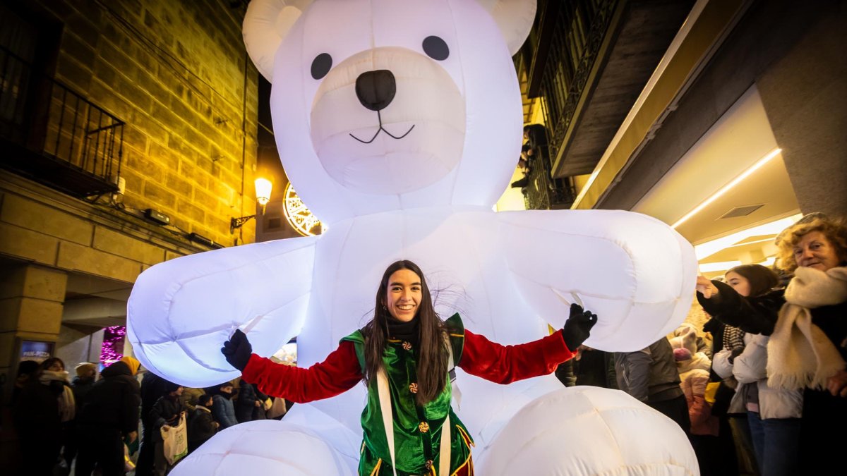 Una preciosa y colorida marcha acompañó a los Reyes Magos.