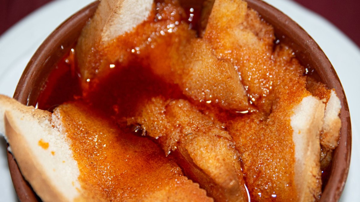 Textura y sencillez: el pan absorbe el caldo especiado, esencia de la auténtica sopa castellana.