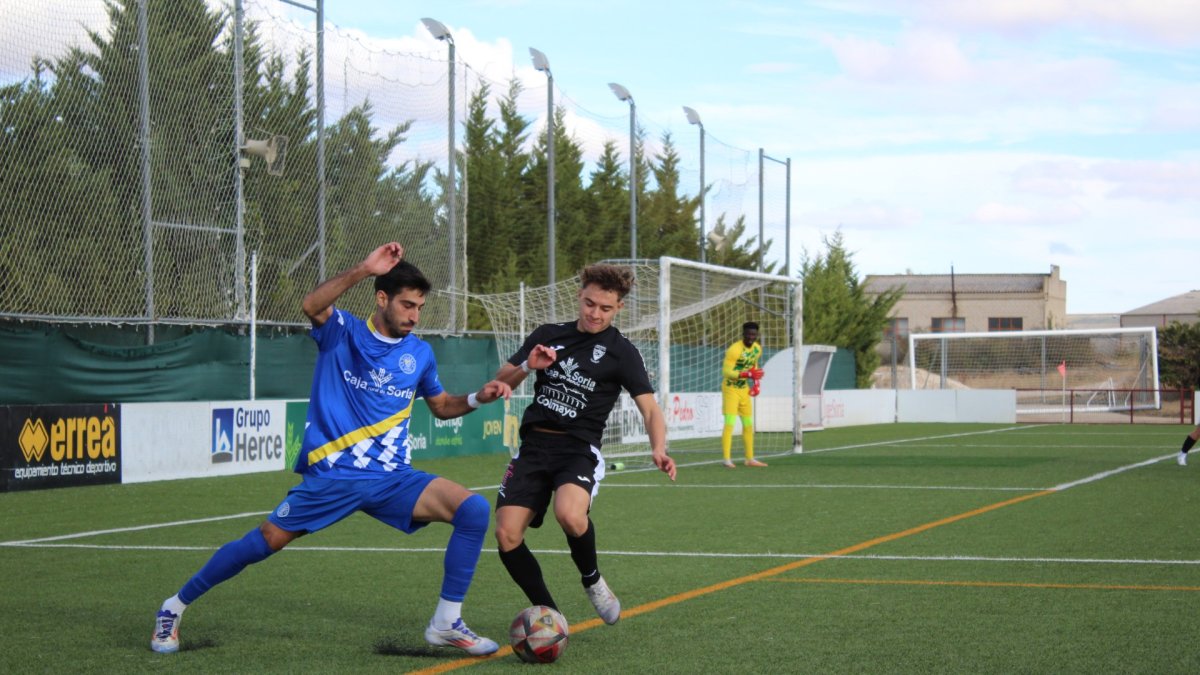 Imagen del derbi entre Golmayo Camaretas y el Calasanz.
