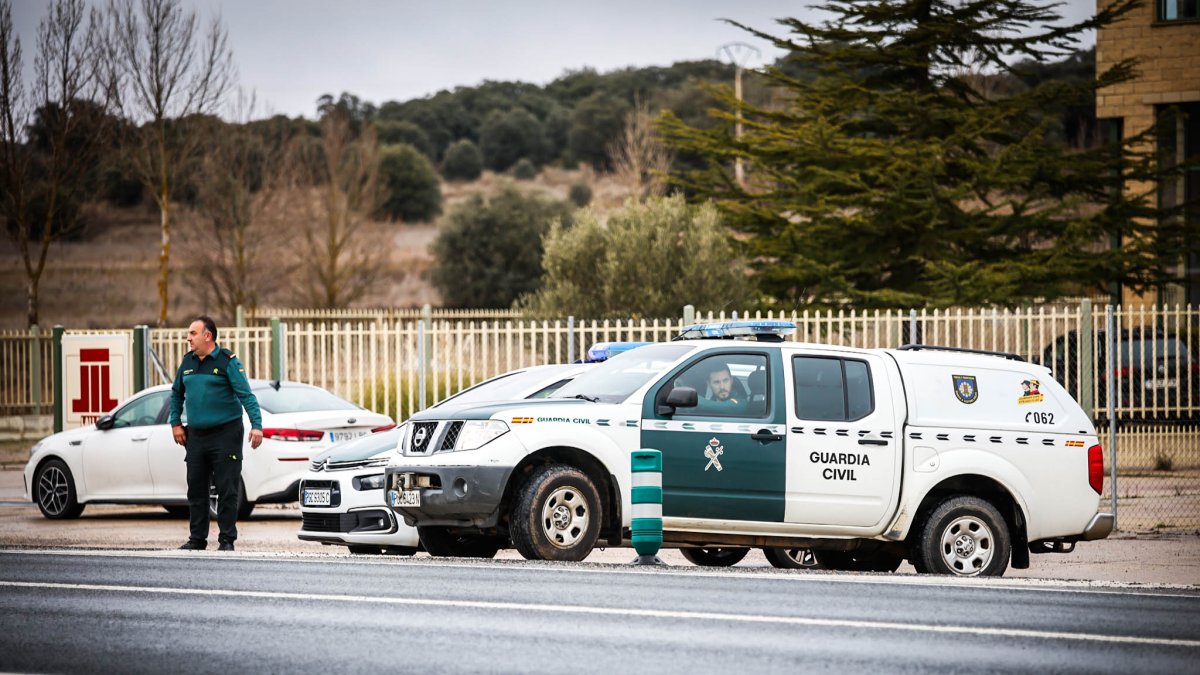 Vehículo de la Guardia Civil vigilando una carretera de Soria.