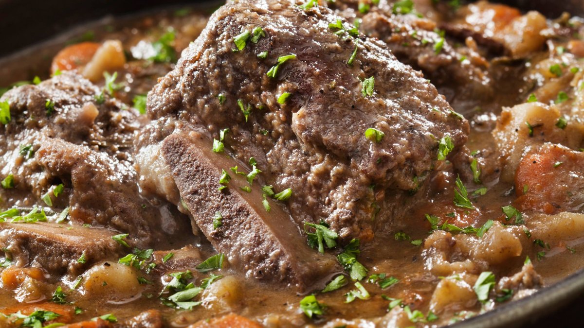 Jugoso, humeante y lleno de sabor: así queda el guiso de patatas con costilla siguiendo el truco infalible de Arguiñano.