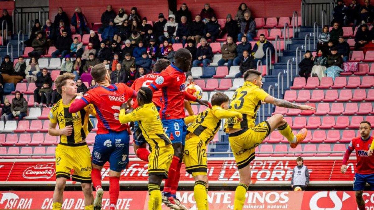 Los problemas defensivos del Numancia están siendo una constante esta temporada.