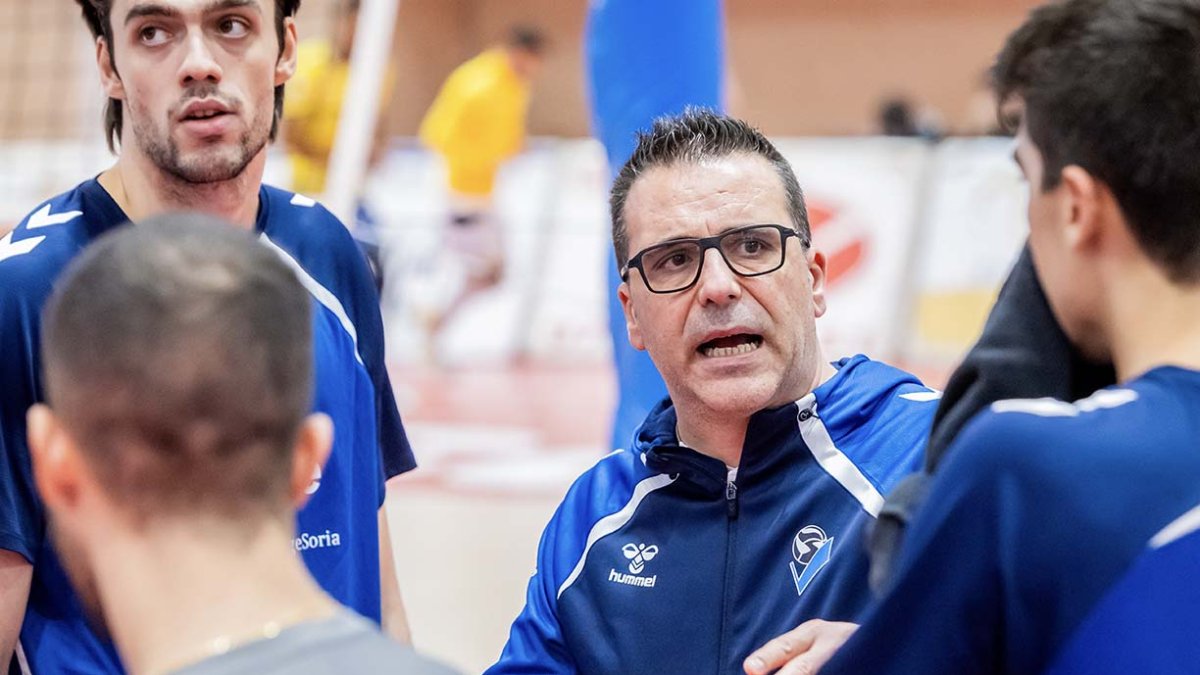 Alberto Toribio en un tiempo muerto dando indicaciones a sus jugadores.