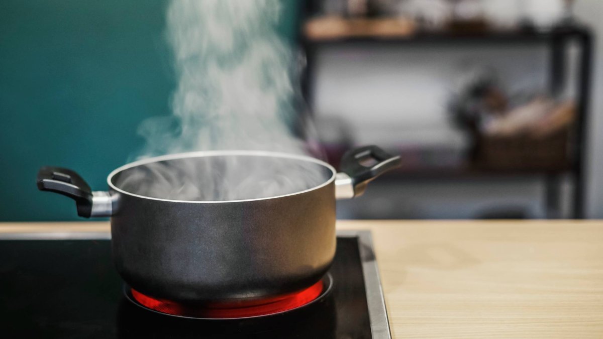 La cocción lenta y final sin tapa es el truco de Arguiñano para lograr unas alubias con caldo espeso y sabroso.