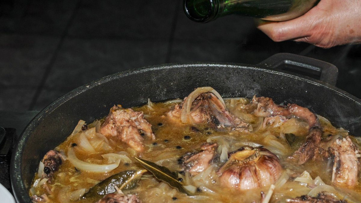 La base del plato es un escabeche tradicional con perdiz, vino blanco y aromáticos que aportan profundidad y conservan la carne durante días.
