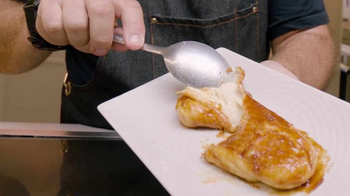 Torrija de pan de leche caramelizada al estilo de Dani García, con una textura interior fundente y cobertura crujiente de toffee.