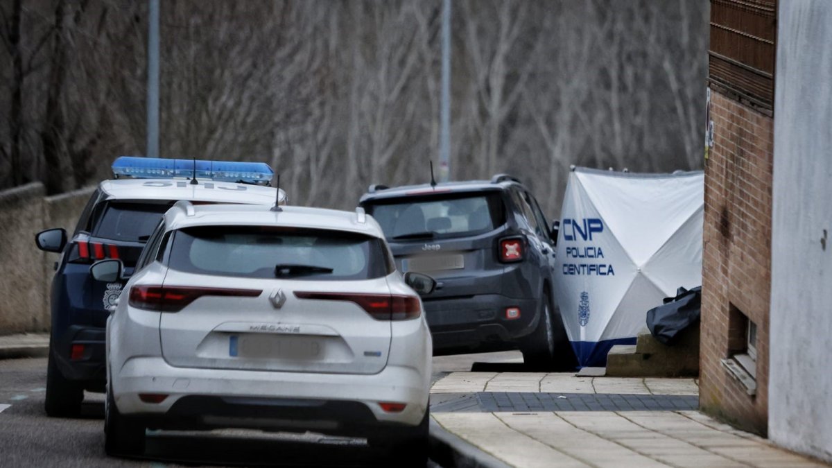 Vehículos policiales en el lugar.