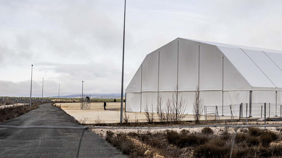 Vía principal de acceso al aeródromo de Garray.