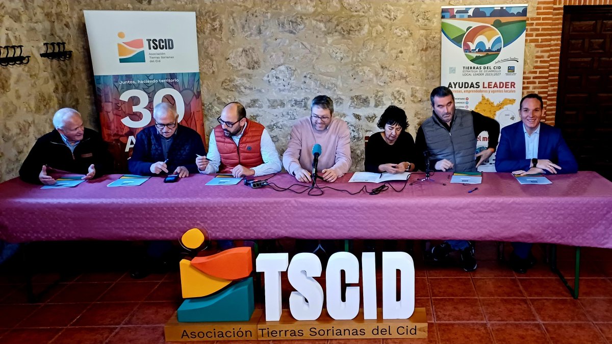 Integrantes de la mesa en la firma de los contratos.