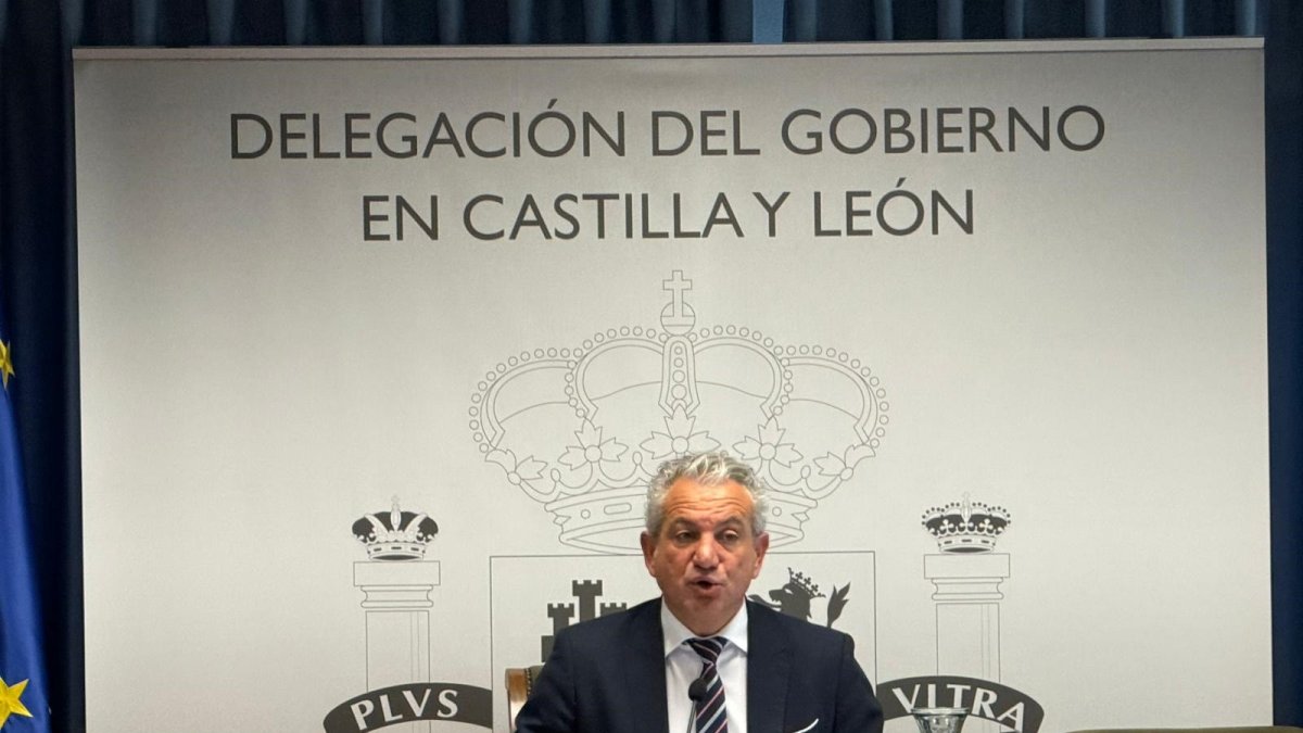 El delegado del Gobierno en Castilla y León, Nicanor Sen, durante una rueda de prensa.