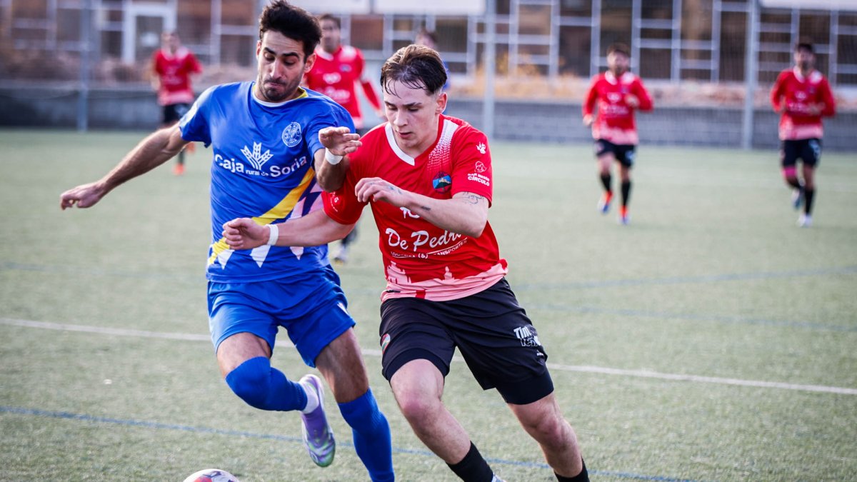 El jugador del Calasanz Pablo Sanz con un rival en un encuentro del pasado mes de diciembre.
