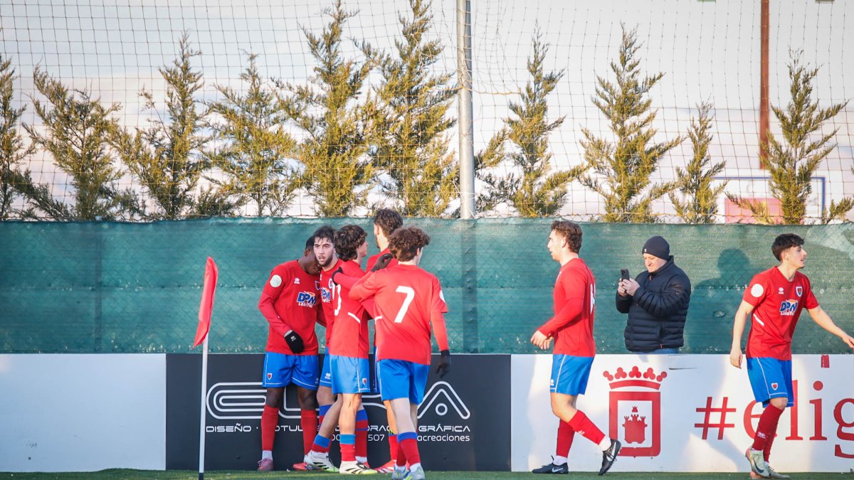 Los jugadores del Numancia B celebran uno de los dos goles que dieron la victoria ante el Unionistas de Salamanca B