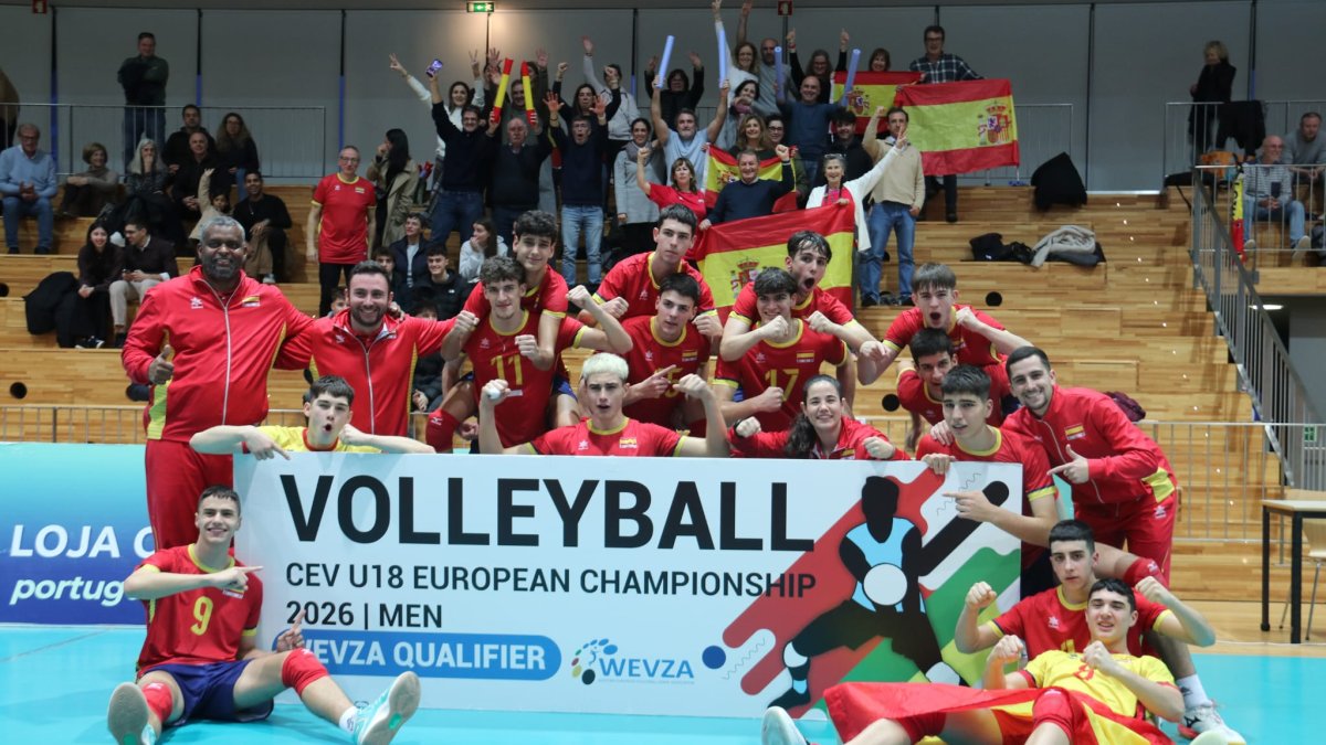 La selección española celebra el título del Torneo WEVZA con los sorianos Maján y Chamarro.