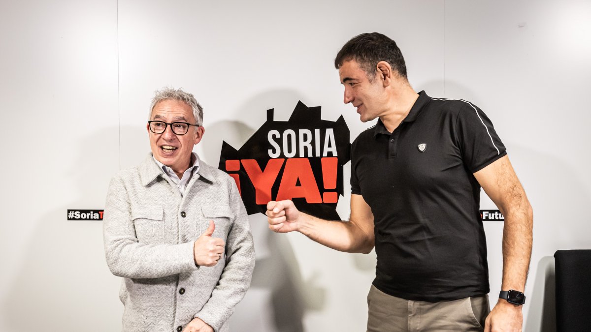 Ceña y Alonso bromean tras conocerse que ambos competirían en las primarias.