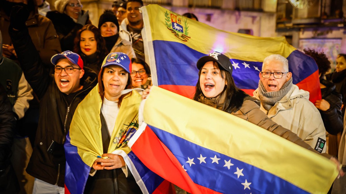 La comunidad venezolana se concentra para festejar el fin del régimen de Nicolás Maduro.