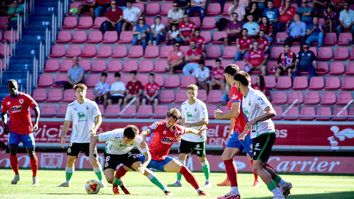Imagen del Numancia-Rayo Cantabria de la primera vuelta en Los Pajaritos.