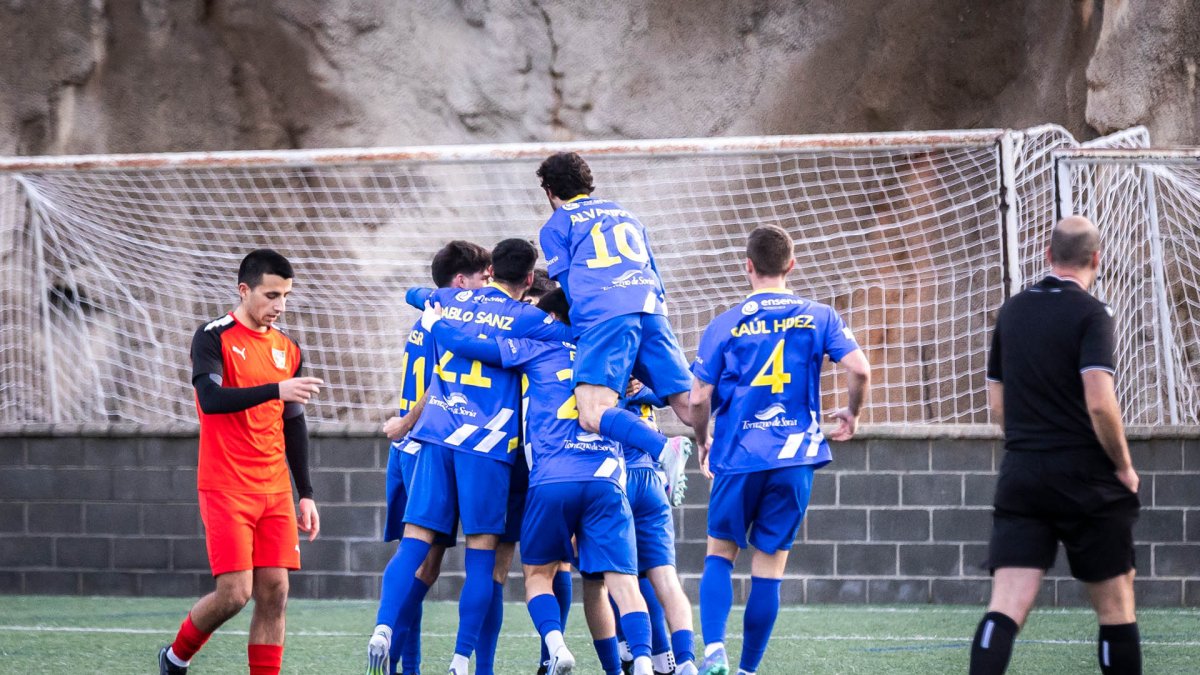 Celebración de los jugadores del Calasanz de uno de los cuatro goles con los que tumbaron al Vista Alegre.