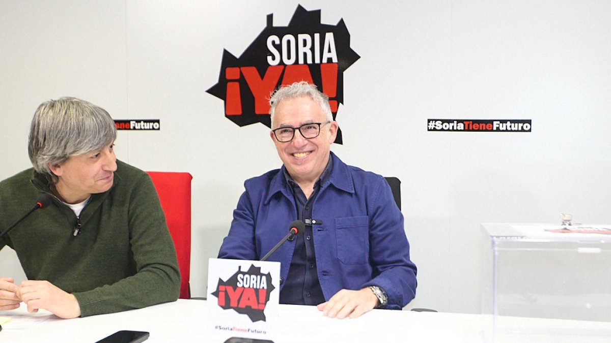 Palomar mira hacia un sonriente Ángel Ceña tras conocerse los resultados.