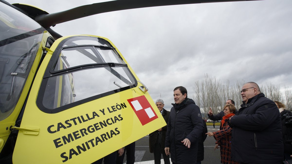El presidente de la Junta de Castilla y León, Alfonso Fernández Mañueco, durante la presentación de las mejoras en transporte de emergencias sanitarias.