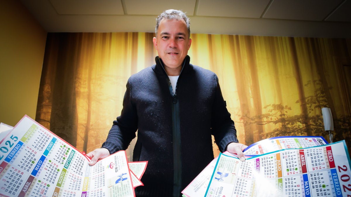 Enrique García con algunos calendarios.
