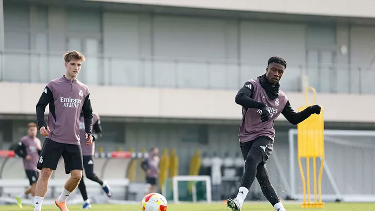 El soriano César Palacios en el entrenamiento de este martes con el Real Madrid junto a Camavinga.