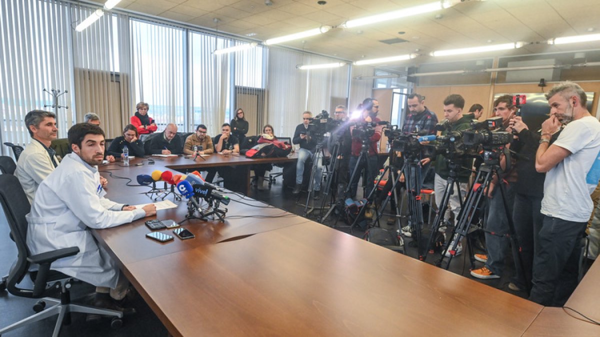 El gerente del Hospital Universitario de Burgos, Carlos Cartón (i), y el jefe del servicio de Oncología del HUBU, Enrique Lastras (d).