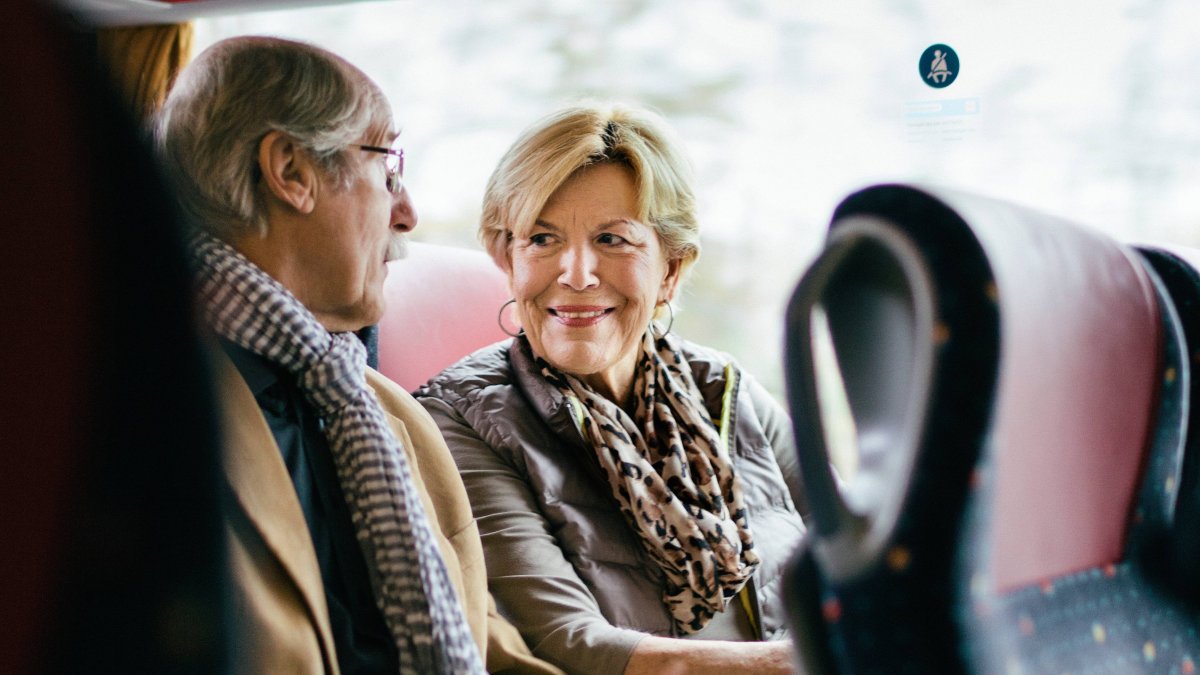 El programa del Club de los 60 garantiza transporte cómodo en autocar para todos los destinos nacionales y como conexión a aeropuertos en los viajes internacionales.