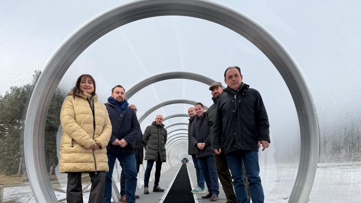 Benito Serrano junto con los diputados provinciales en el nuevo remonte del Punto de Nieve de Santa Inés.