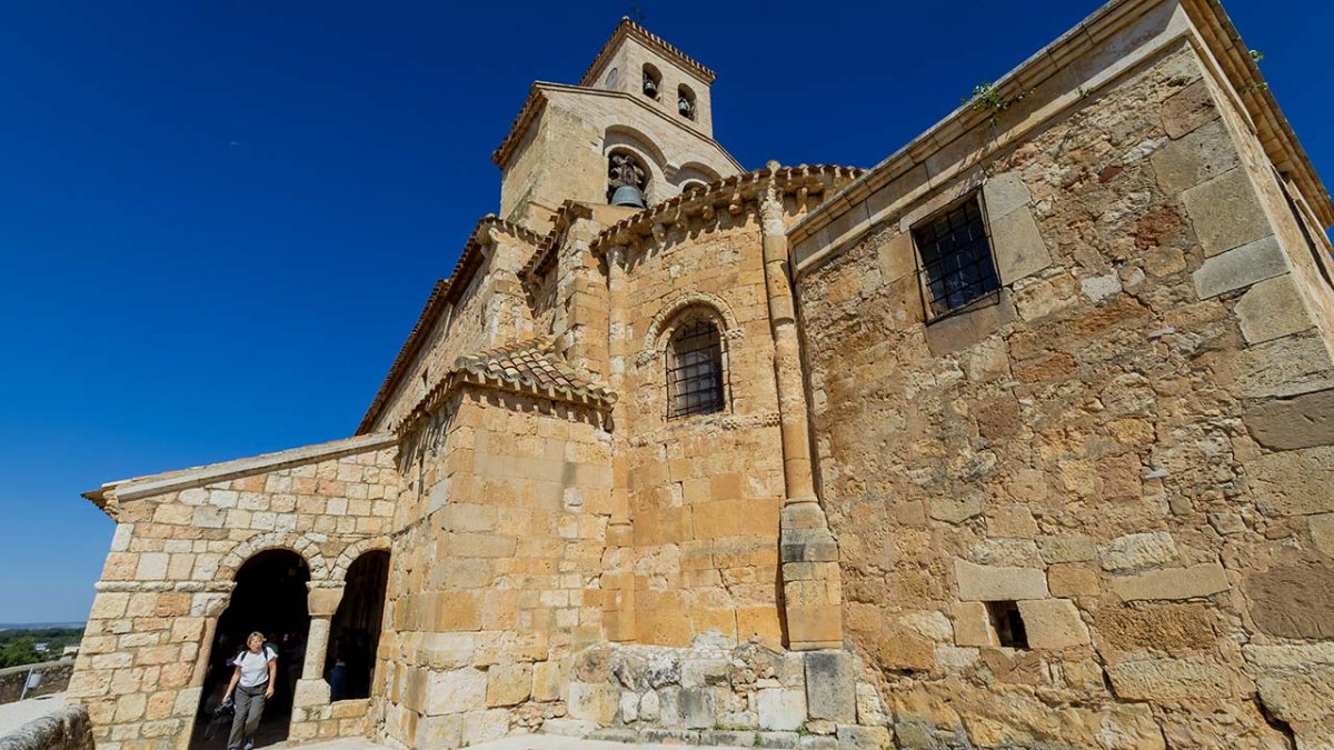 Iglesia románica de la Virgen del Rivero .