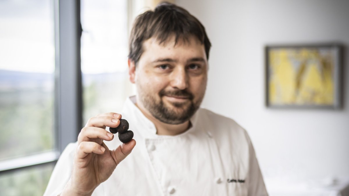 Carlos Aldea, jefe de cocina del Parador de Turismo Antonio Machado de Soria, posa con dos trufas y uno de los platos que elabora en estos días.