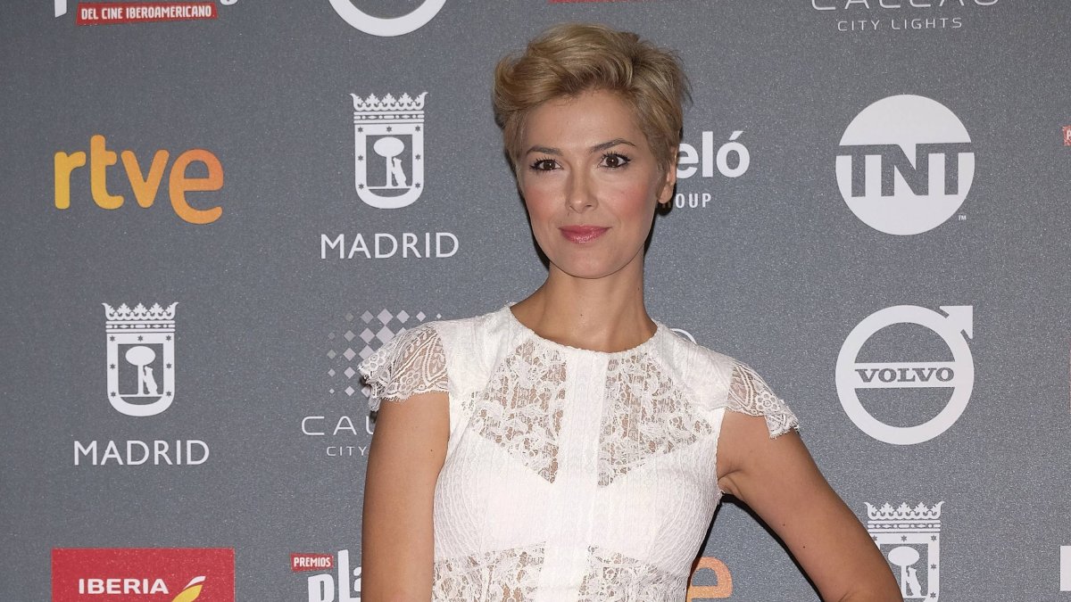 Cristina Urgel, nominada al Goya 2026, en un evento previo en Madrid donde destacó por su estilo elegante y presencia en la industria audiovisual.