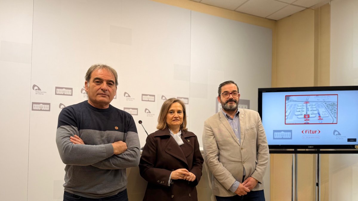 Carlos González, alcalde de Muriel, Elia Jiménez, diputada de Turismo y Óscar Jiménez, secretario de las Cofradías.