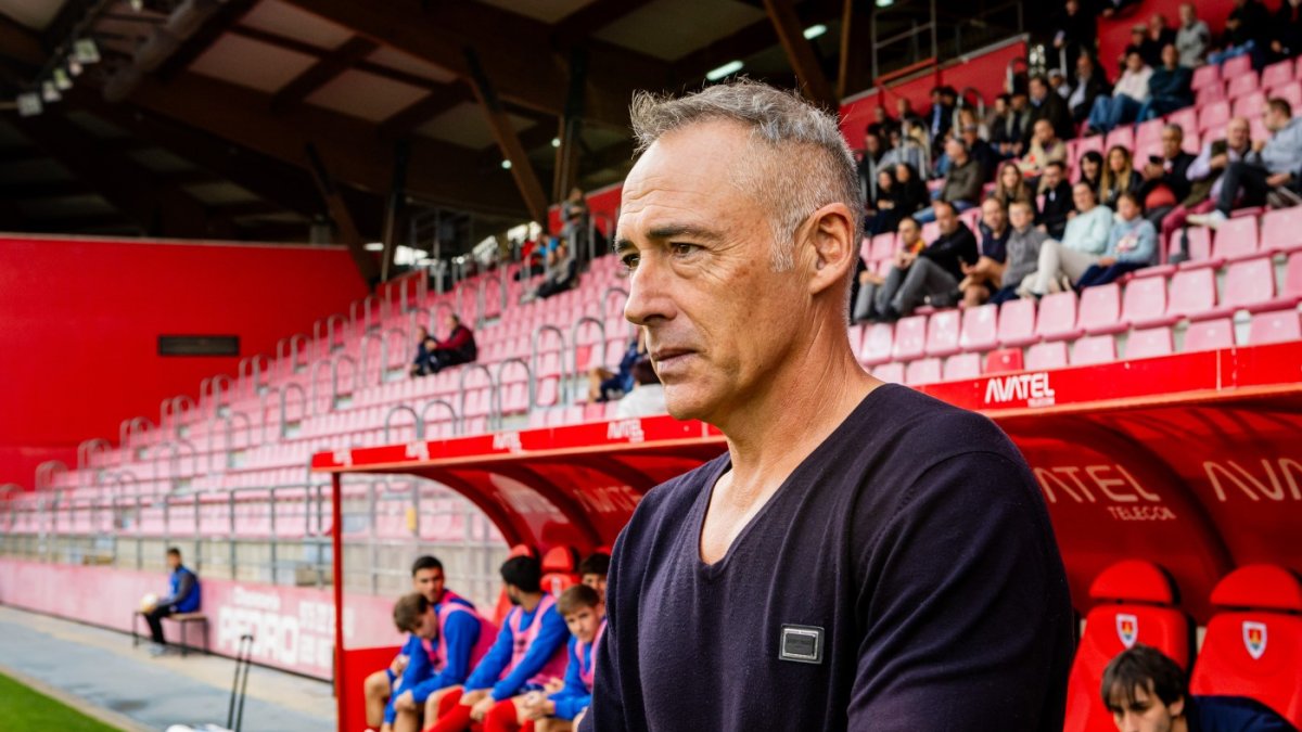 Ángel Rodríguez en el banquillo del CD Numancia.