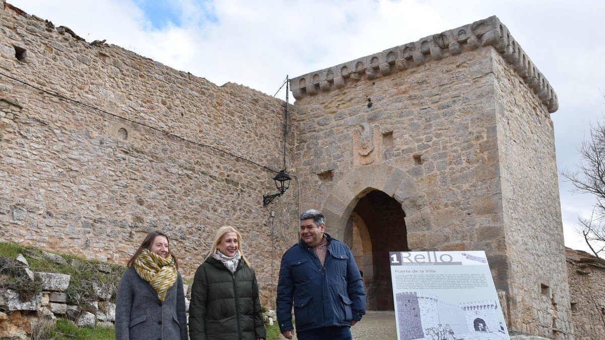 Marta Fernández, Yolanda de Gregorio y Miguel Ángel Ramos junto a la nueva señalización.