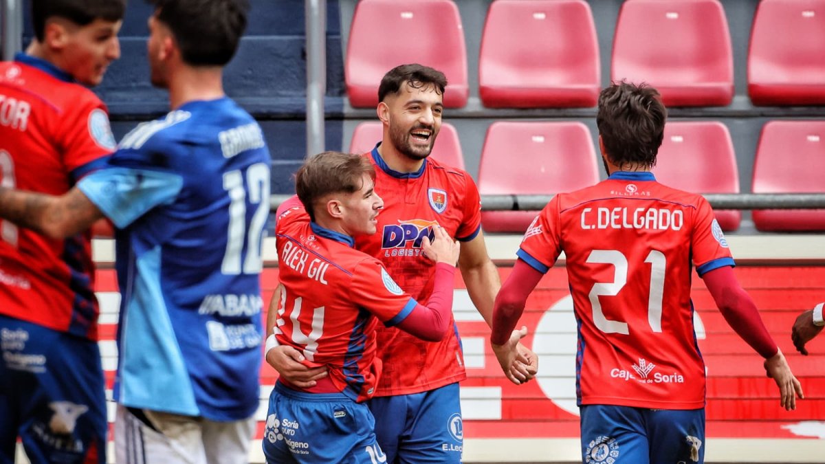 Álex Gil se abraza a Jony tras el segundo gol numantino.