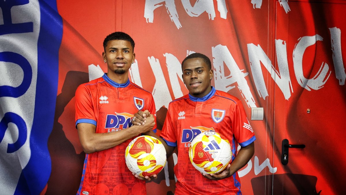 Luis Quiñónez y Hans Peralta en las instalaciones de Los Pajaritos tras ser presentados.