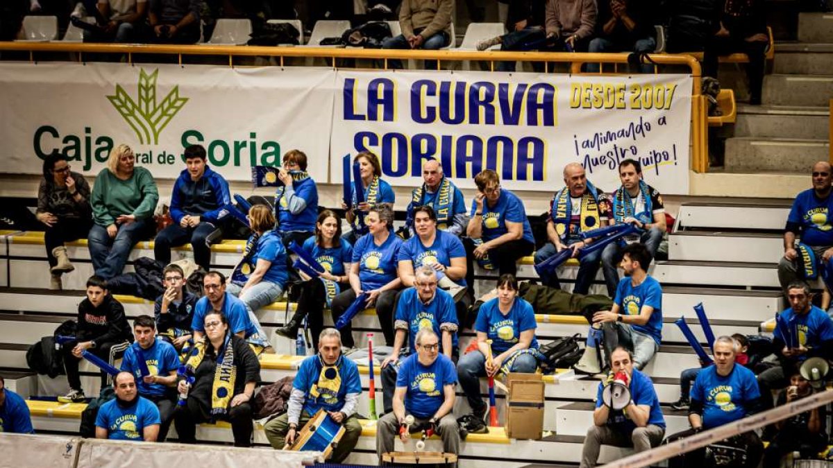 Seguidores de la Curva Soriana durante un partido de la CEV Cup.