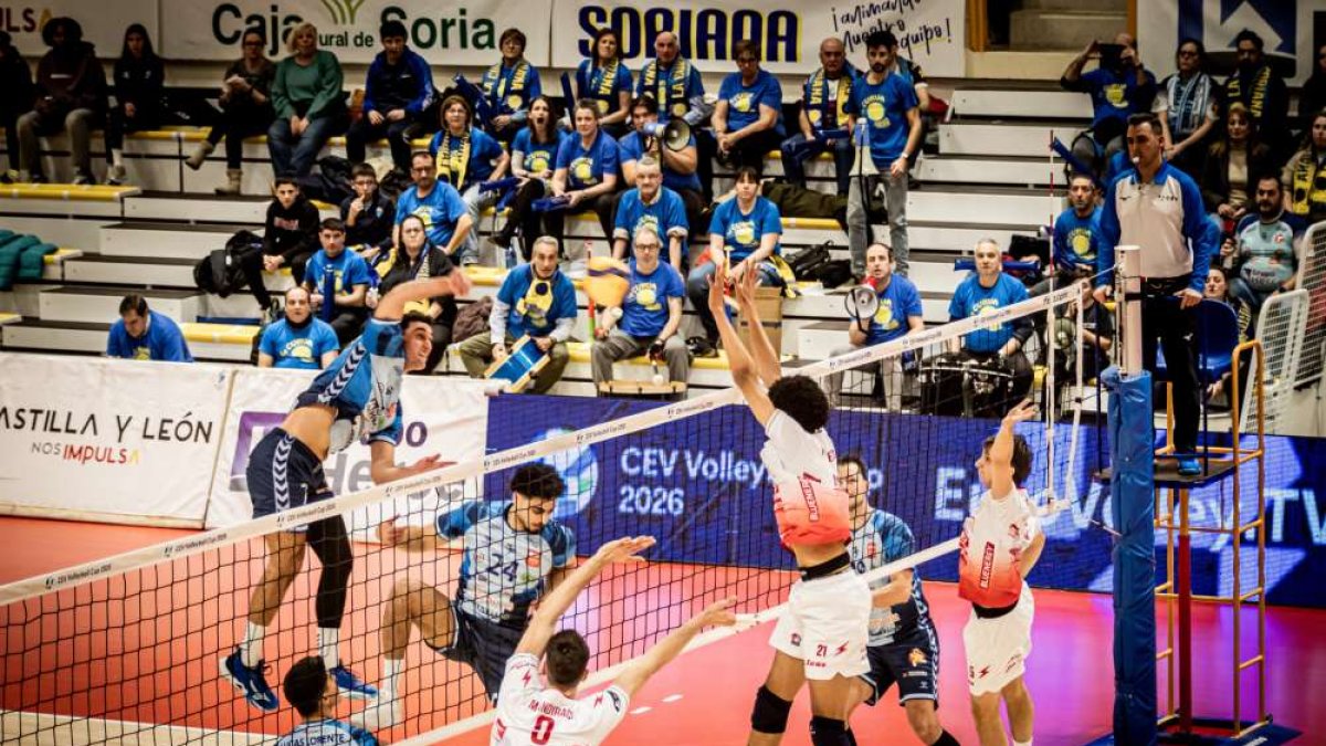 Imagen del partido de ida en Los Pajaritos que se saldó con un 1-3 a favor del Piacenza italiano.