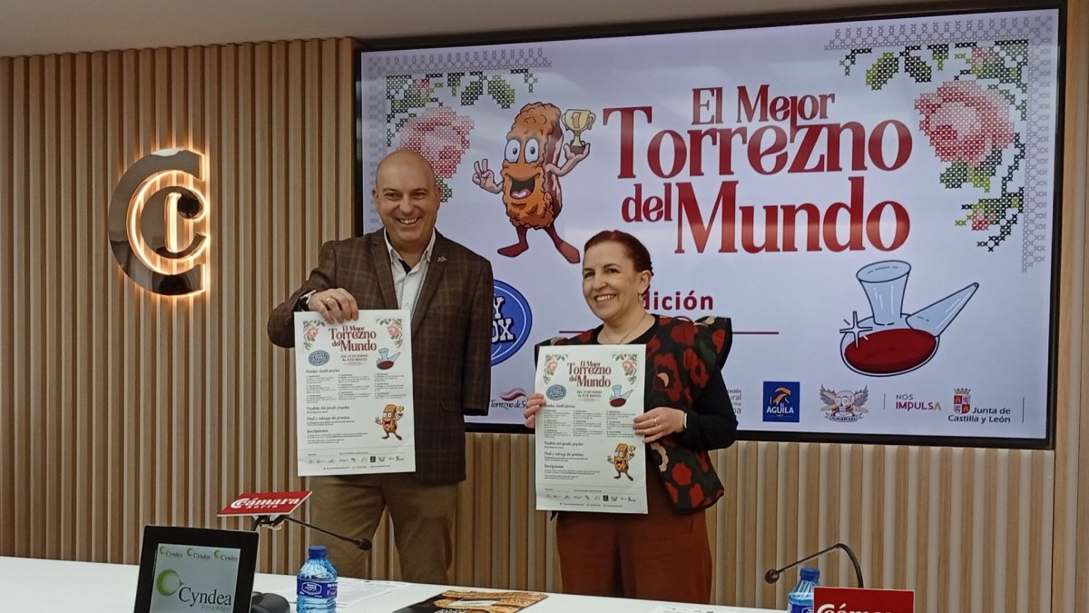 Juanjo Delgado Soto y Beatriz Martínez, en la presentación de la edición 2026 del concurso 'El Mejor Torrezno del Mundo'.