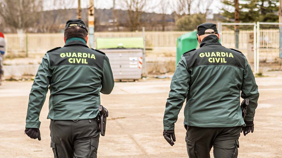 Dos agentes de la Guardia Civil.