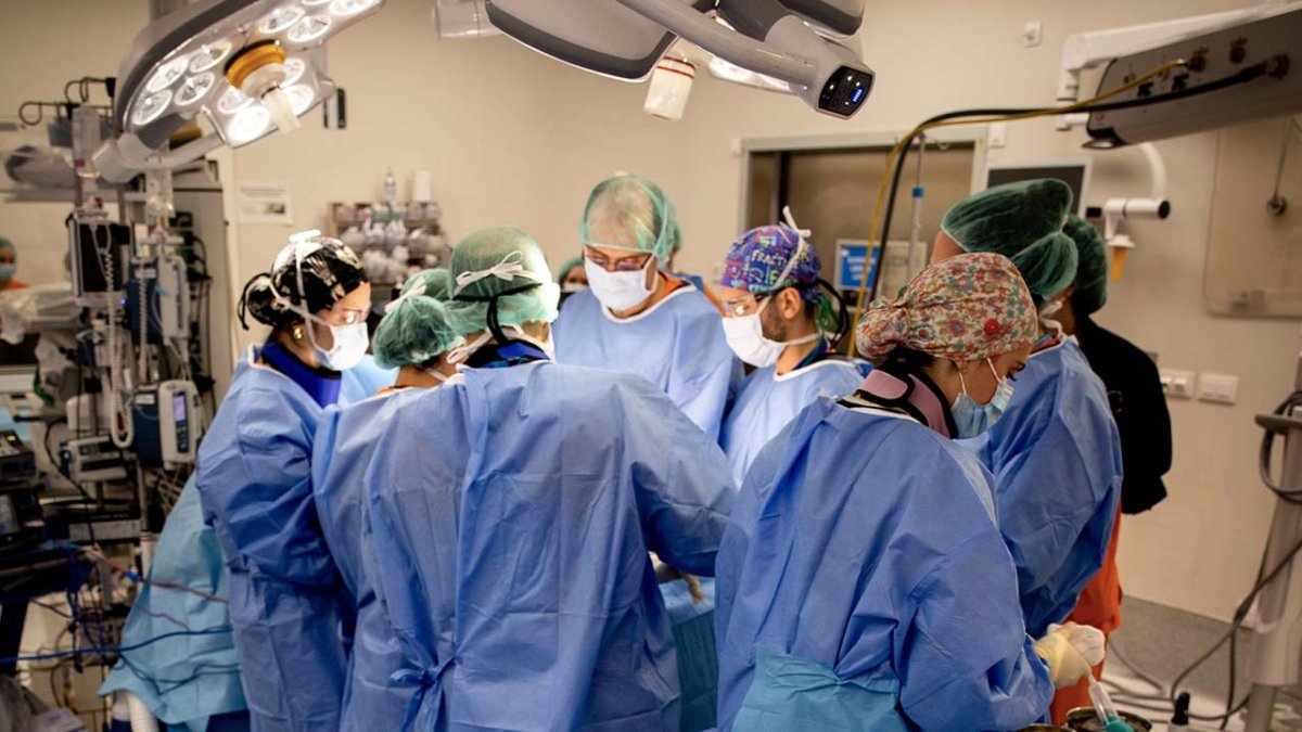 Un equipo médico durante una intervención quirúrgica.