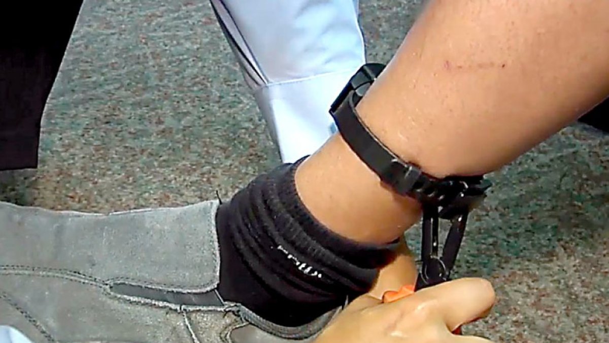 Colocación de una pulsera antimaltrato.