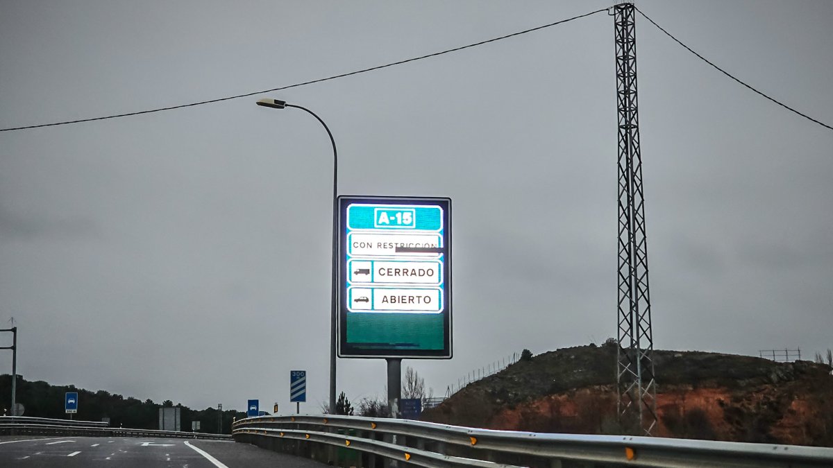 Indicador de prohibición camiones en las cercanías de la capital.