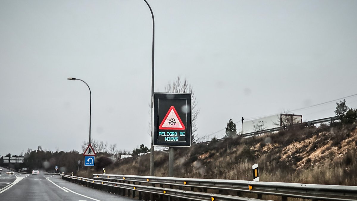 Indicador avisando de peligro de nieve.