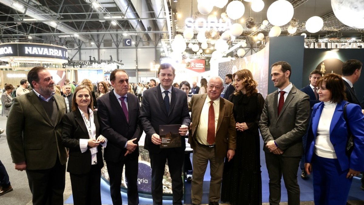 El presidente Mañueco durante su visita al stand de Soria en Fitur