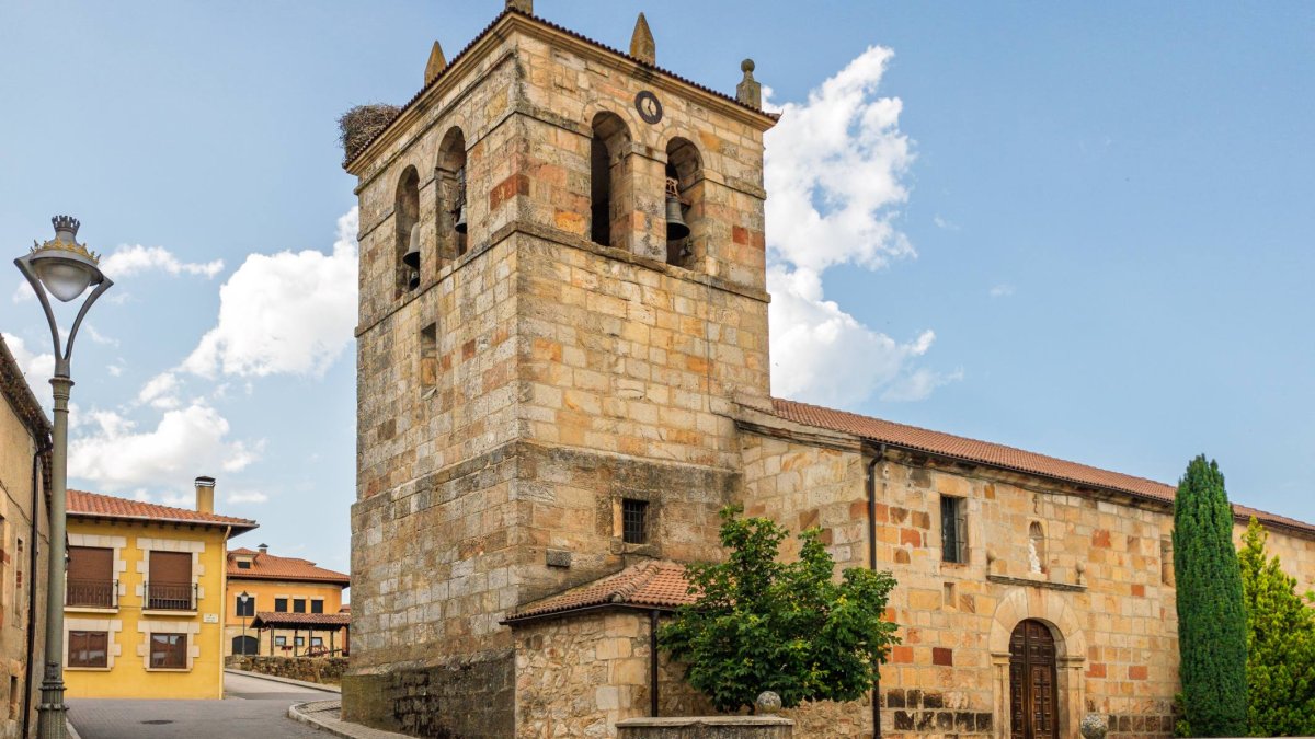 La Iglesia de San Esteban Protomártir es uno de los emblemas patrimoniales de Navaleno, un pueblo donde historia y naturaleza conviven entre piedras centenarias y pinares llenos de vida.