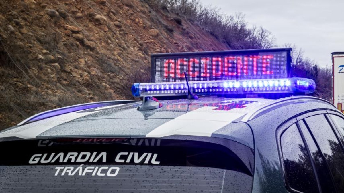 Vehículo de la Guardia Civil señalizando un accidente.